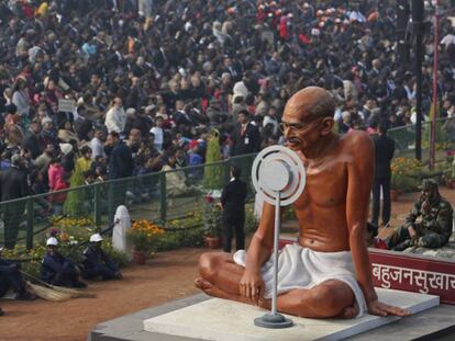 Una imagen de Gandhi se pasea por Rajpath, el bulevar ceremonial de Nueva Delhi, en India, el viernes pasado.