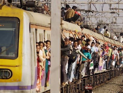 Pasajeros de un tren suburbano en Bombay.