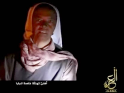 Fotograma del vídeo difundido por Al Qaeda en el que la monja secuestrada pide por su libertad.