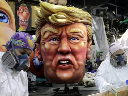 Una cabeza gigante del presidente Donald Trump para el carnaval de Niza.