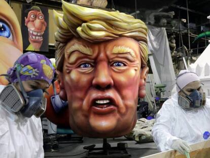 Una cabeza gigante del presidente Donald Trump para el carnaval de Niza.