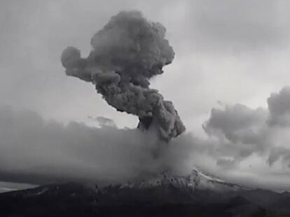 La columna de ceniza sobre el volcán Popocatépetl