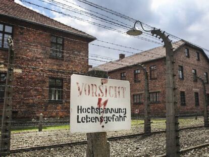 Una valla de alambre de púas en el antiguo campo de concentración y exterminio nazi de Auschwitz.