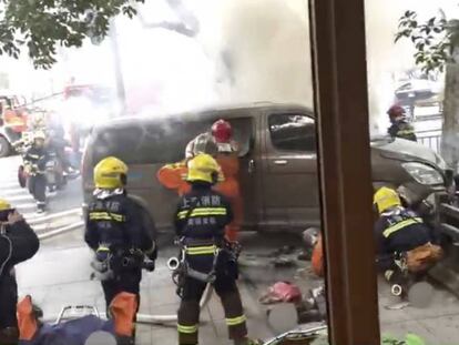 Los bomberos acuden al lugar del atropello en Shanghái.