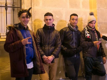 Un grupo de jóvenes marroquíes en la plaza del Arenal, en Jerez de la Frontera.