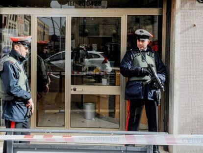 Dos agentes controlan la zona de Macerata donde se produjeron los disparos.