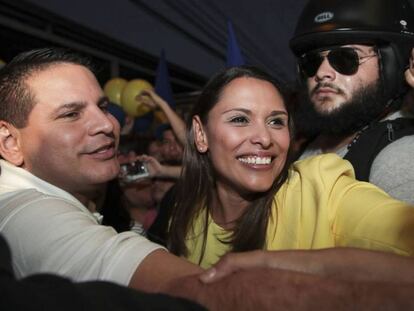 Fabricio Alvarado celebra los resultados de las elecciones 2018 con sus seguidores.