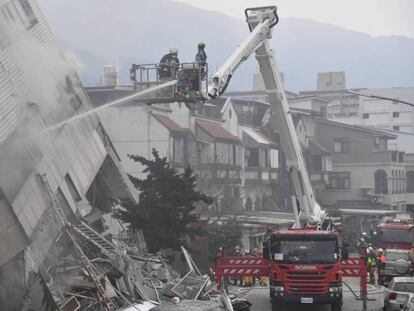 Bomberos trabajan este miércoles tras el terremoto de 6,4 en Taiwán.