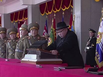 El líder norcoreano, Kim Jong-Un, da un discurso durante el desfile.