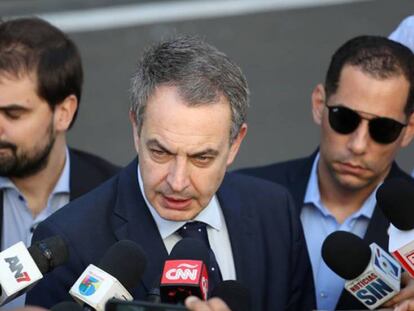 El expresidente Zapatero atiende a los medios, tras un reunión sobre el diálogo en Venezuela, celebrada en Santo Domingo (República Dominicana).