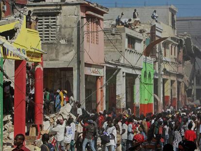 Saqueos en las calles de Puerto Príncipe, tras el terremoto de Haití de 2010.