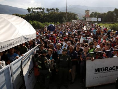 Numerosos venezolanos intentan cruzar la frontera con Colombia, en Cúcuta.