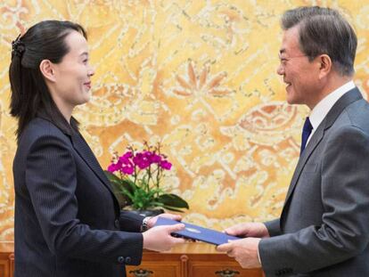 Kim Yo-jong, hermana de Kim Jong-un, saluda al presidente de Corea del Sur, Moon Jae-in, este sábado en Seúl.