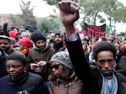 Miles de personas se manifiestan contra el fascismo en Macerata el pasado domingo.