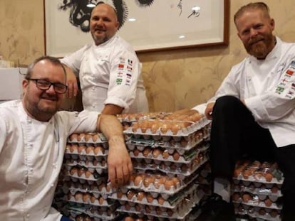 Los cocineros del equipo olímpico holandés, junto a los huevos.