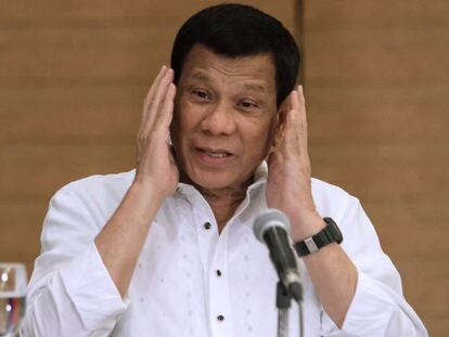 Rodrigo Duterte gesticula durante una rueda de prensa en Davao, en la isla de Mindanao.