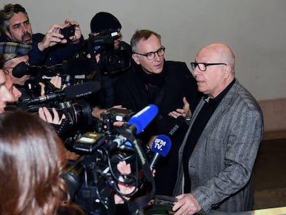 Jacques Cassandri, rodeado de periodistas, el lunes en la Corte de Niza.