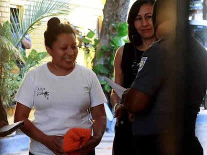 Teodora Vasquez (centro) justo antes de ser excarcelada este jueves en el penal de Ilopango, en El Salvador.