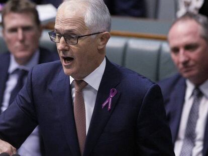 El viceprimer ministro de Australia, Barnaby Joyce, en segundo plano a la derecha, escucha al primer ministro, Malcolm Turnbull, en el Parlamento este jueves.