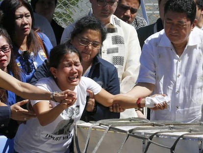 La hermana de Joanna Daniela Demafelis, este viernes junto al ataúd de la joven, en el aeropuerto de Manila.