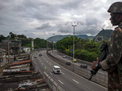 Un militar brasileño controla el tráfico ante la favela 'Cidade de Deus'