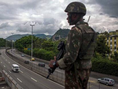 Un militar brasileño controla el tráfico ante la favela 'Cidade de Deus'