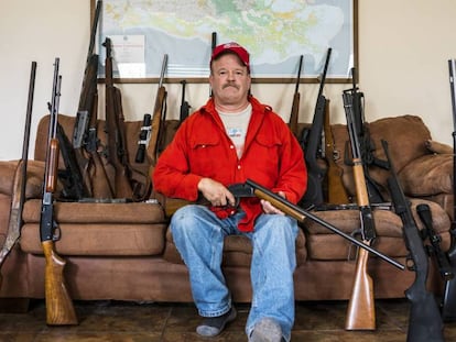 Scott Porter, con algunas de sus armas en su casa de Luisiana.