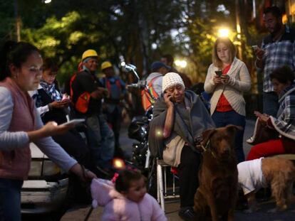 Un grupo de personas tras el seísmo en Ciudad de México.