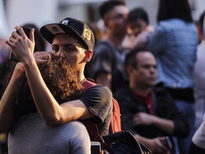 Una pareja, tras el sismo, en la Ciudad de México.