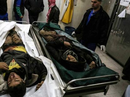 Familiares de los dos adolescentes muertos en Gaza, ante sus restos en la morgue de un hospital en Rafah.
