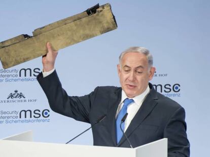Netanyahu exhibe en Múnich un trozo de un dron abatido.