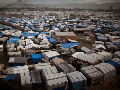 Un campo de refugiados de Port-au-Prince (Haití) donde vivían personas afectadas por el terremoto de 2010. En vídeo, el exdirector de Oxfam en Haití niega las acusaciones en una entrevista reciente.