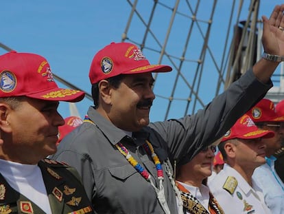 Maduro, el pasado viernes con oficiales en La Guaira (Venezuela). En vídeo, declaraciones de líderes opositores venezolanos.