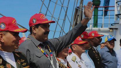 Maduro, el pasado viernes con oficiales en La Guaira (Venezuela). En vídeo, declaraciones de líderes opositores venezolanos.