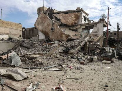 Edificios destruídos tras un bombardeo al este de Guta este martes.
