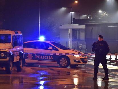 La policía bloquea el acceso alrededor de la embajada estadounidense en la capital de Montenegro, Podgorica, este jueves.