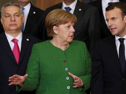 El primer ministro húngaro, Viktor Orban, junto a Angela Merkel y Emmanuel Macron, al inicio de la cumbre.