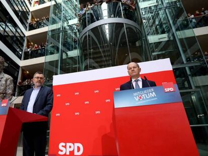 Dietmar Nietan, a la izquierda, y Olaf Scholz, anuncian este domingo los resultados de la votación del SPD.