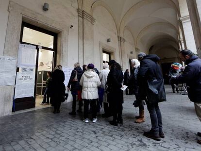 Gente en un colegio electoral, en Roma, este domingo.