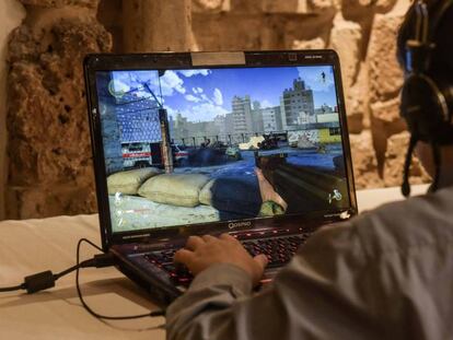 Un joven juega al ordenador durante la presentación del último videojuego diseñado por Hezbolá, el pasado miércoles en la periferia sur de Beirut.