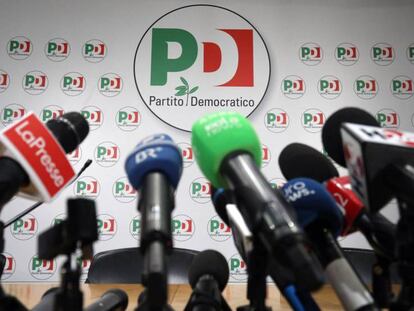 Micrófonos en una rueda de prensa en la sede del Partido Democrático tras las elecciones del pasado domingo. En vídeo, declaraciones de Renzi el pasado lunes.