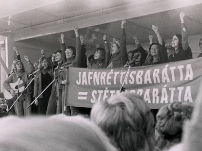 Manifestación feminista durante el 'día libre de las mujeres' el 24 de octubre de 1975 en Reikiavik (Islandia).