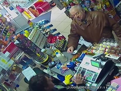 Imagen de Sergei Skripal captada en una tienda de Salisbury, el pasado 27 de febrero. En vídeo, las imágenes de Skripal y las declaraciones de la Policía.