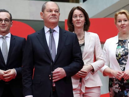 De izq. a der. : el recién designado ministro de Exteriores, Heiko Maas; el nuevo ministro designado para Finanzas, Olaf Scholz; la recién designada ministra de Justicia, Katarina Barley; y la recién designada ministra de Familia, Franziska Giffey; posan en la sede del SPD en Berlín este viernes.