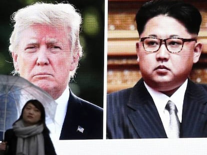 Una mujer ante un cartel de Trump y Kim, en Tokyo.