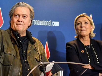 Steve Bannon con Marine Le Pen en el Congreso del Frente Nacional en Lille este sábado.
