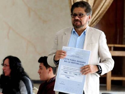 El candidato al senado de Colombia de la Fuerza Alternativa Revolucionaria del Común (FARC), Iván Márquez vota en las elecciones legislativas.
