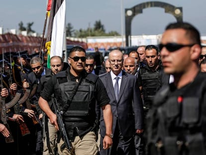 El primer ministro palestino, Rami Hamdallah (con gafas y traje gris), en Gaza este martes.