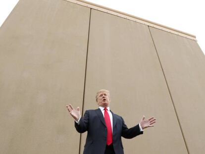 Trump, junto a uno de los prototipos de muro construidos en San Diego.