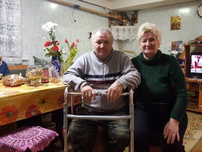 Viacheslav Khohriakhov y Ludmila Khohriakhova han trabajado toda su vida en la fábrica que produce los fusiles Kaláshnikov. En la imagen, en su casa de Izhevsk junto a su nieta, Polina.
